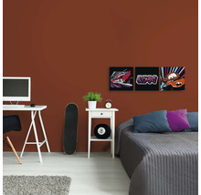 Chambre de jeunes décorative avec bureau, lit et peintures murales