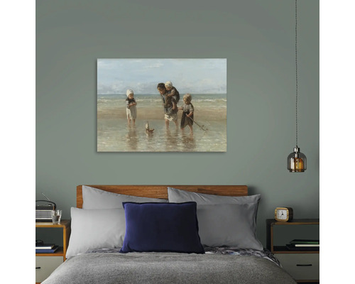 Peinture murale au-dessus d''un lit représentant une scène d''enfants à la plage.