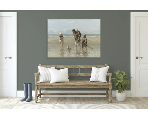 Tableau d''une famille sur la plage au-dessus d''un banc en bois dans le couloir.