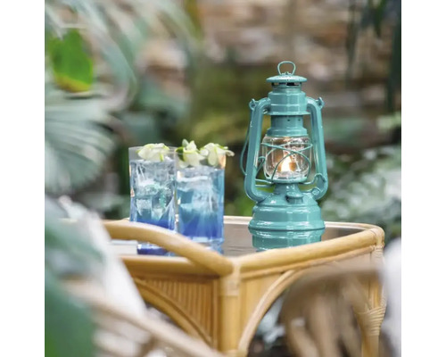 Dekorative Petroleumlampe und Getränke auf einem Tisch