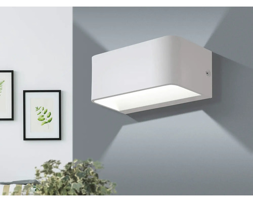 Weisse Wandleuchte im Innenraum