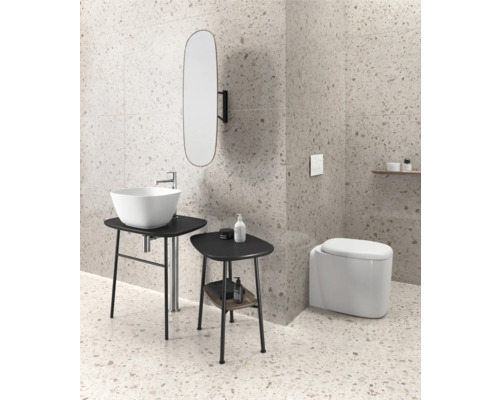 Badezimmer mit Waschbecken, Spiegel und Toilette vor gesprenkelter Wand und Boden