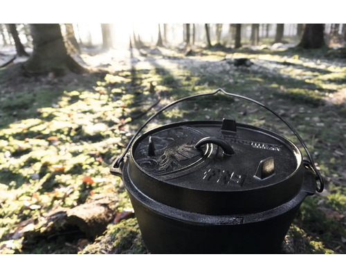 Gusseiserner Dutch Oven mit Deckel im Wald