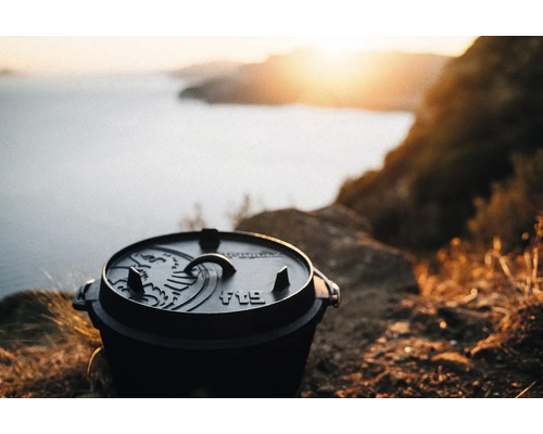 Gusseiserner Topf mit Deckel in Küstenlandschaft
