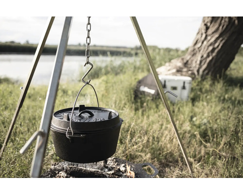 Gusseiserner Dutch Oven hängt über dem Lagerfeuer an einem Dreibein