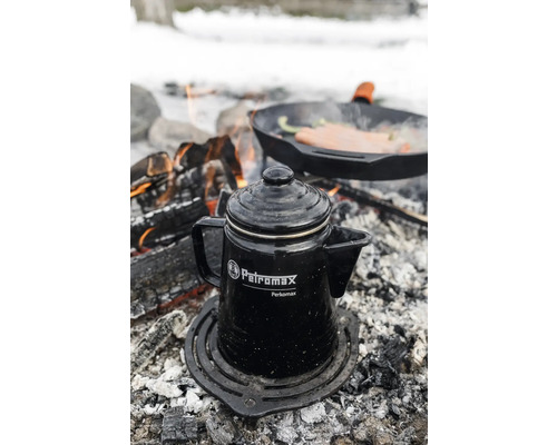 Petromax Perkolator Kaffeekanne auf einem Grillrost über einem Lagerfeuer