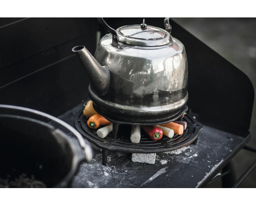 Teekessel auf einem Grill mit Gemüse