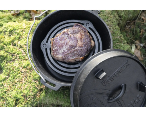 Gusseiserner Dutch Oven mit Fleisch und Deckel von Feuermax