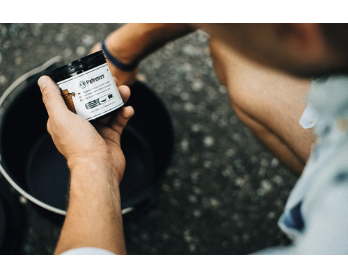 Petromax Pflegeprodukt für Guss und Schmiedeeisen in der Hand