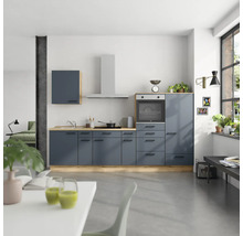 Cuisine complète avec four intégré, hotte aspirante et armoires de cuisine dans un appartement lumineux.
