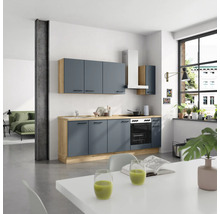 Cuisine moderne avec façades grises et décor en bois, évier, cuisinière et hotte aspirante dans une pièce lumineuse.