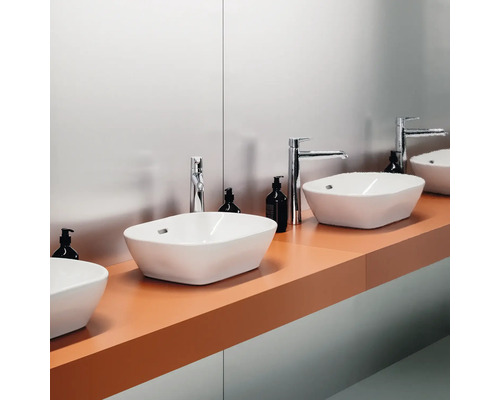 Badezimmer Waschbecken auf einer Arbeitsplatte mit Armaturen und Seifenspendern