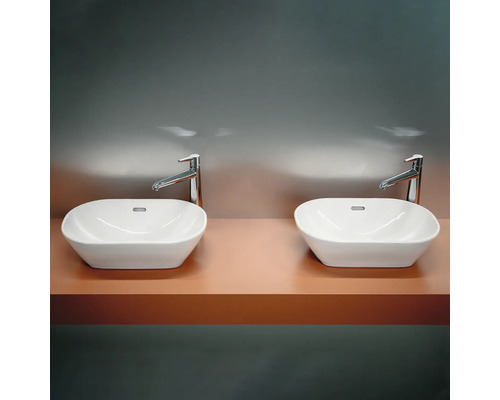 Zwei Aufsatzwaschbecken mit Armaturen auf Ablage im Badezimmer