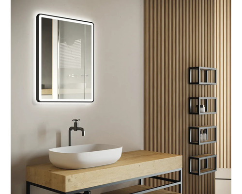 Salle de bain avec lavabo, miroir avec éclairage et étagères