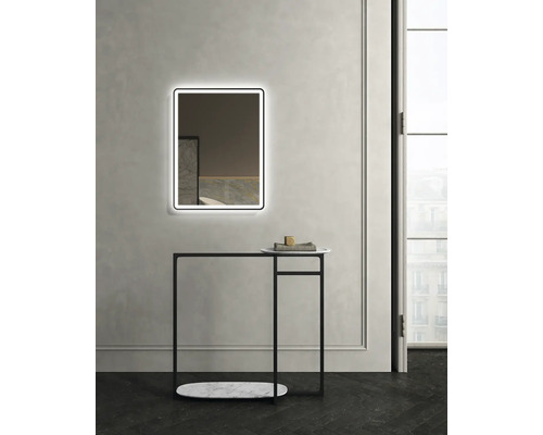 Scène de salle de bains avec un miroir lumineux et une console avec plateau en marbre
