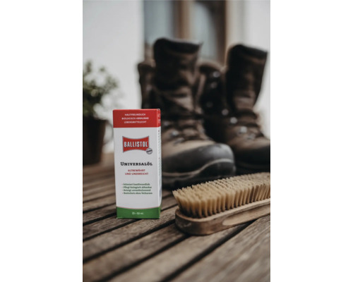 Huile universelle Ballistol avec brosse de nettoyage et chaussures de randonnée