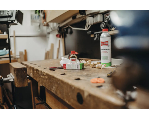 Scène d''atelier avec établi et huile universelle Ballistol