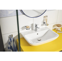Salle de bains moderne avec lavabo à poser, robinetterie, porte-savon et porte-serviettes