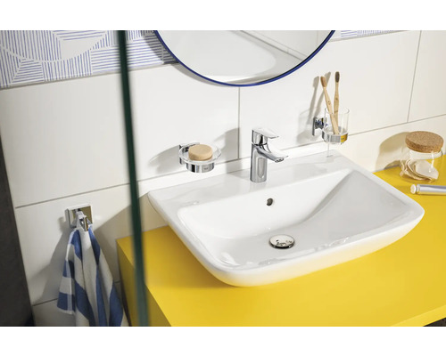 Salle de bains moderne avec lavabo à poser, robinetterie, porte-savon et porte-serviettes