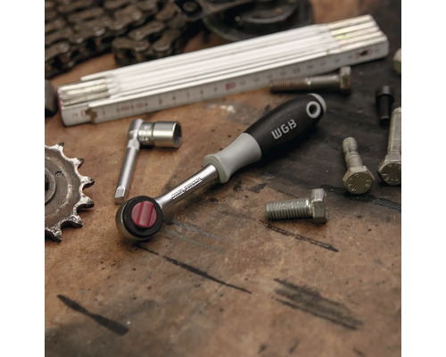 Clé à cliquet avec douille et vis sur établi