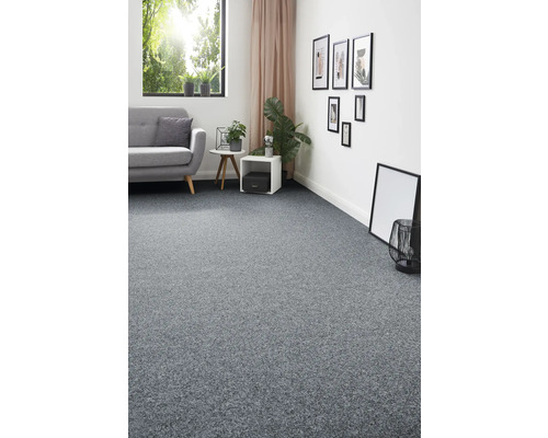 Wohnzimmer mit grauem Teppichboden, Sofa, Fenstern und Dekoration
