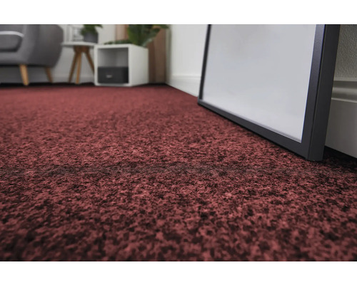 Gros plan d'un tapis rouge dans un salon.