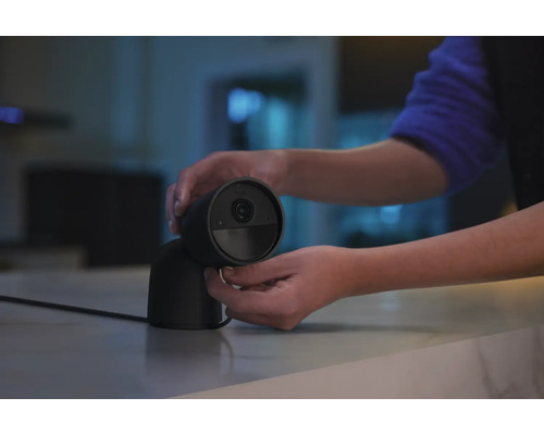 Person montiert eine Überwachungskamera auf einem Tisch