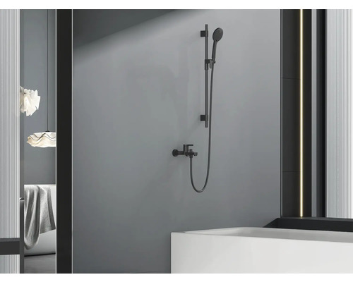 Ensemble de douche avec douchette sur un mur de salle de bain