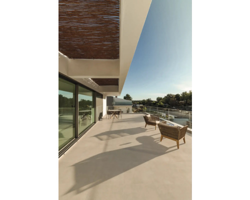 Grande terrasse avec mobilier en rotin et toit en bambou