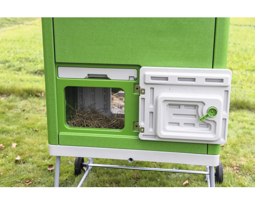 Detailansicht eines Hühnerstalls mit offenem Nestbereich und Heu