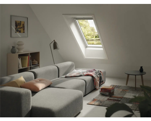 Wohnzimmer mit Dachfenster, Couch und Bücherregal