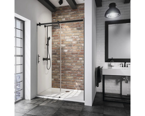 Porte de douche dans niche avec porte coulissante SCHULTE Alexa Style 2.0 ExpressPlus 140 cm couleur du profilé noir décor de vitre verre transparent avec verre antitache poignée barre Salle de bains moderne avec douche à l''italienne, porte coulissante en verre et robinetterie de douche noire.
