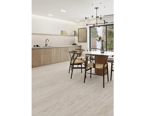 Heller Raum mit Esstisch, Stühlen und Fliesenboden.