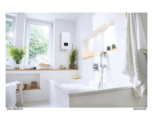 Helles Badezimmer mit Badewanne, Heizgerät und Dekoration