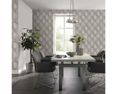 Esszimmer mit Esstisch, Stühlen, Zimmerpflanze und Tapete mit geometrischem Muster