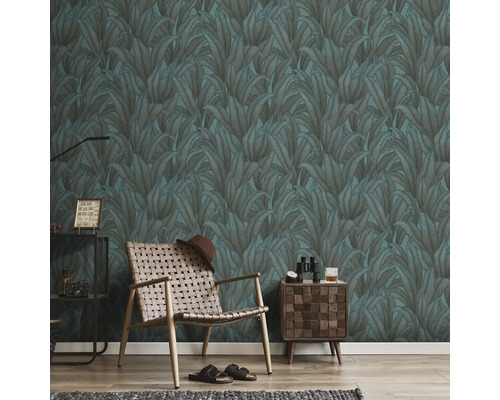 Wohnraum mit gemusterter Tapete, Sessel und Beistelltisch