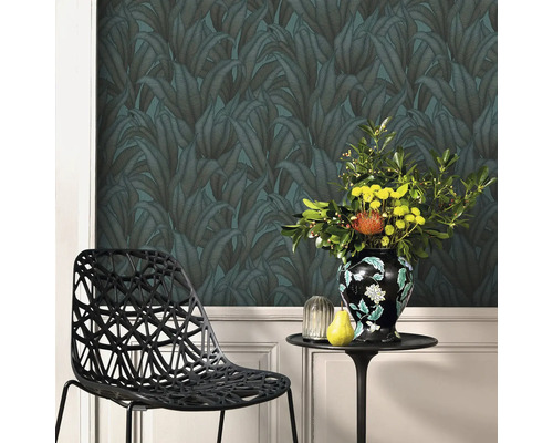 Dekorative Tapete mit Blattmuster, Tisch mit Blumenarrangement und Design Stuhl