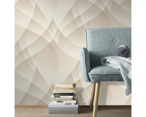 Wohnszene mit beiger Tapete mit abstraktem Muster und Sessel mit Decke