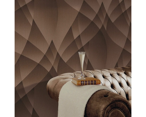 Dekorative Wandgestaltung mit geometrischem Tapetenmuster über einem Sofa