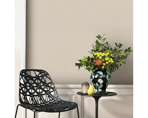 Beige Vliestapete im Wohnraum mit Stuhl und Tischdekoration