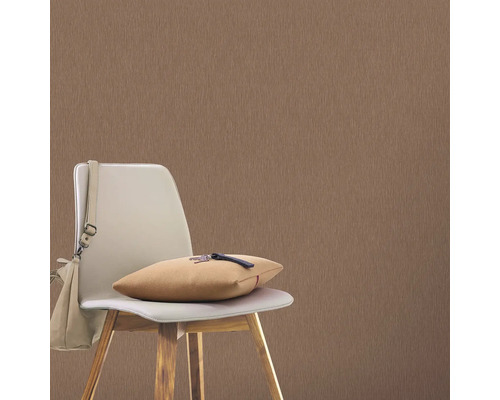 Vliestapete mit feiner Struktur hinter Stuhl