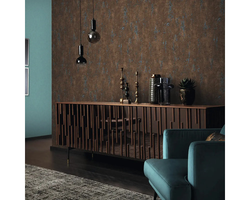 Wohnzimmer mit Sideboard, Dekoration und Tapete