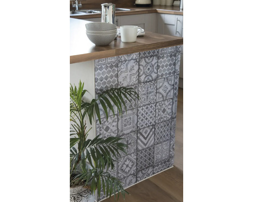 Îlot de cuisine avec film décoratif à motif de carreaux, vaisselle et plante en pot