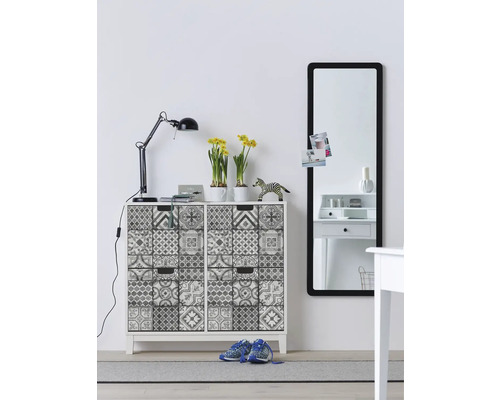 Entrée avec commode à motifs de carreaux, miroir et décoration