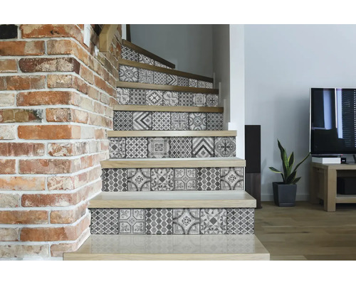 Escalier recouvert de films autocollants à motif de carreaux