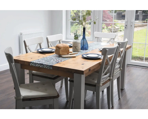 Table de salle à manger en bois avec six chaises dans une pièce lumineuse