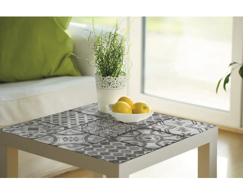 Film décoratif sur une table avec des plantes et des citrons