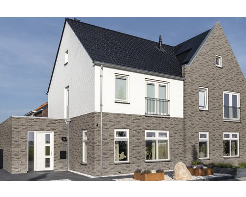 Ansicht eines modernen zweistöckigen Hauses mit grauen Ziegeln und weisser Fassade