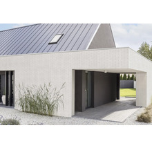 Maison moderne avec abri de voiture, façade claire et toit en métal