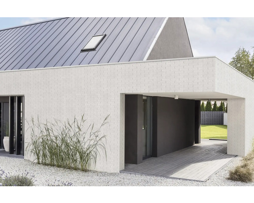 Maison moderne avec abri de voiture, façade claire et toit en métal